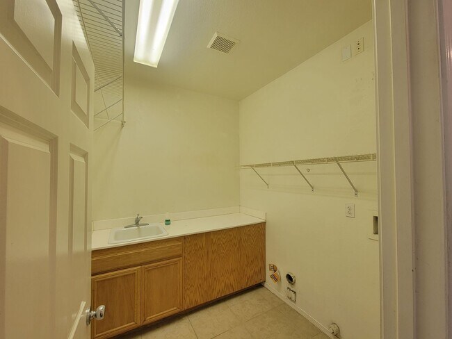 Building Photo - Gorgeous Single Story Home