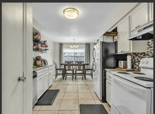 Building Photo - 2 bed 2 bath downstairs condo unit with co...