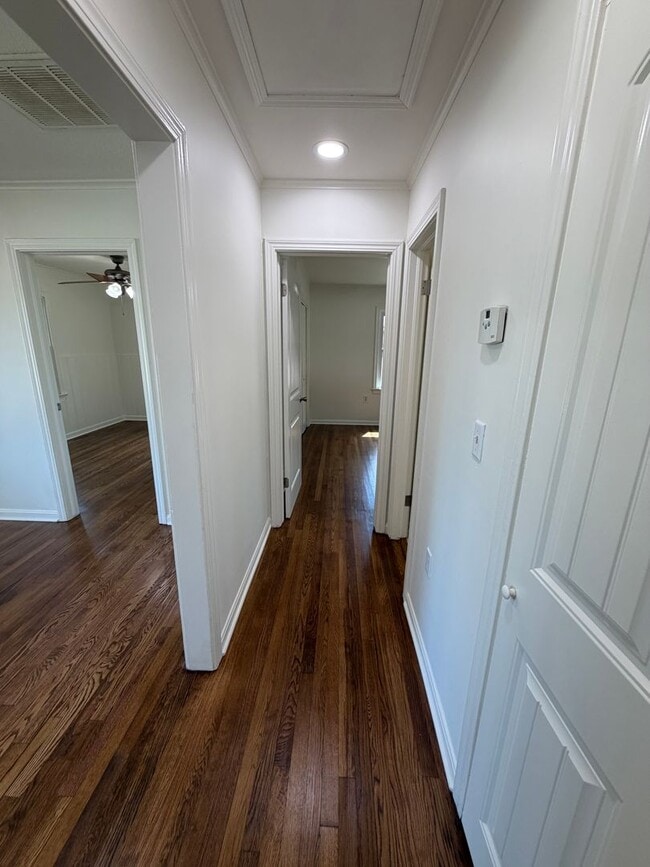 Building Photo - Bright, Updated 3 Bedroom Home with Modern Finishes