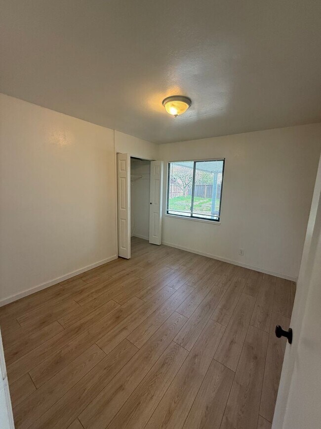 Building Photo - Easy Freeway access