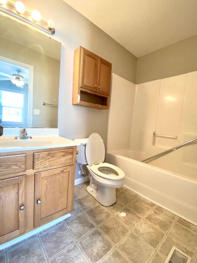 Building Photo - 2 Bedroom Townhome in Jacksonville