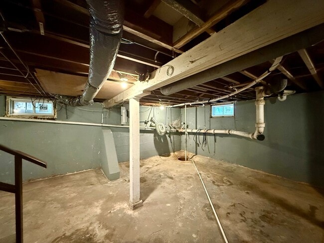 Building Photo - 716 S Broadview St
