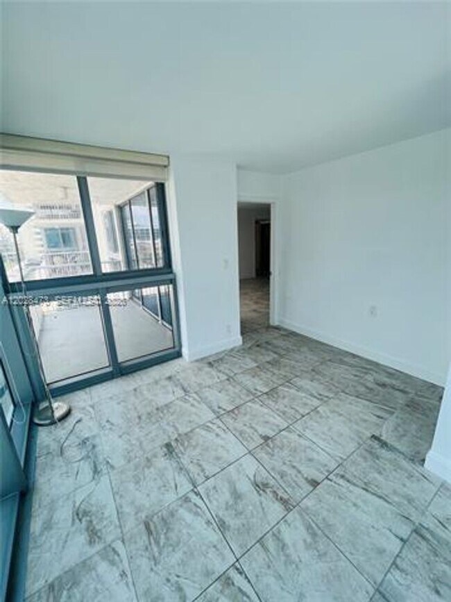 Building Photo - 2655 Collins Ave