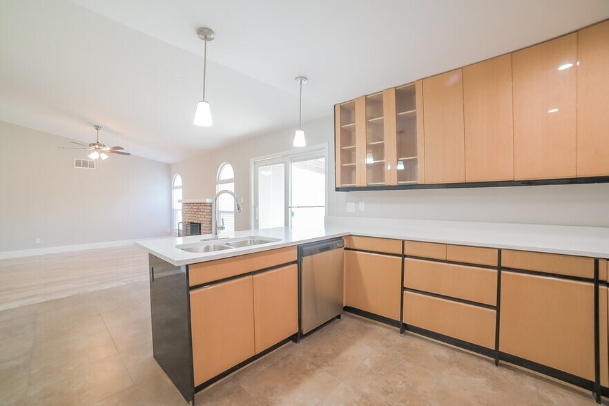 Building Photo - 631 W Lindner Ave