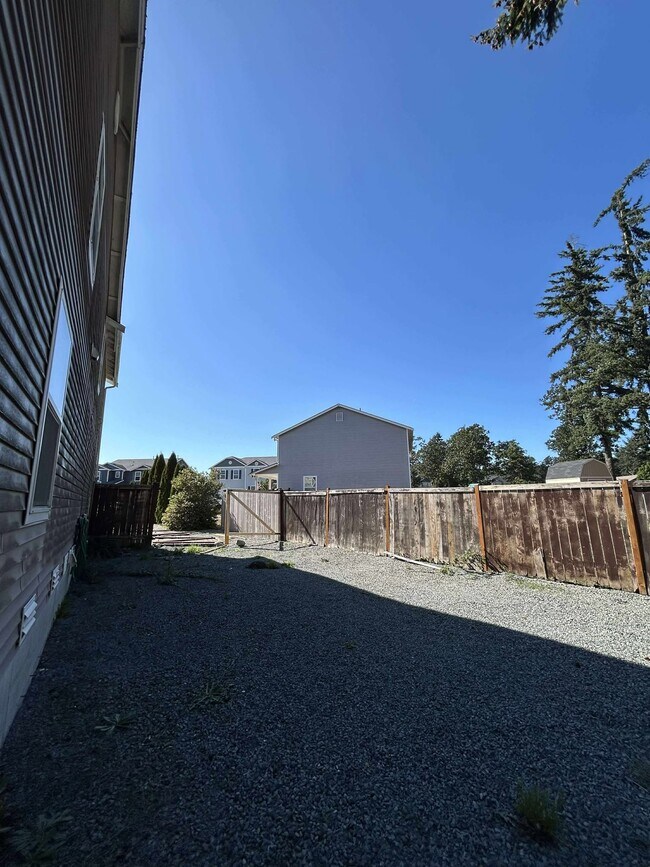 Building Photo - 517 Emerald Ln SE