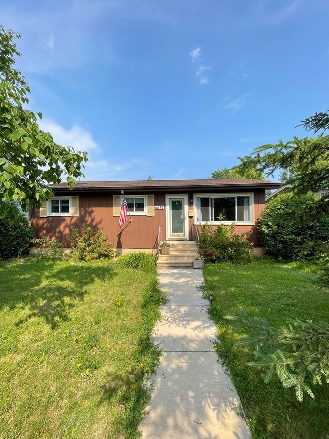 Building Photo - AVAILABLE AUGUST 15th! - 3 bed 2 bath home!