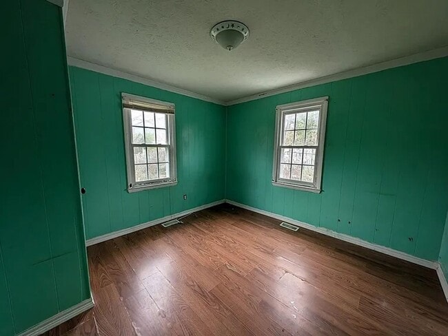 Building Photo - Spacious 4BR House in Jamestown