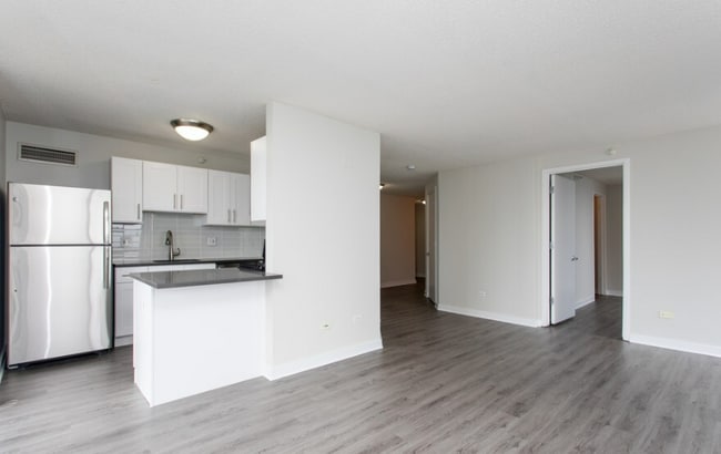 Building Photo - 544 N State St