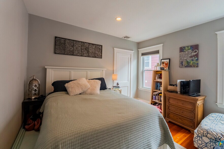Building Photo - 15 Castleton St