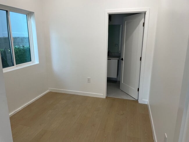 Building Photo - 1376 Edgecliffe Dr