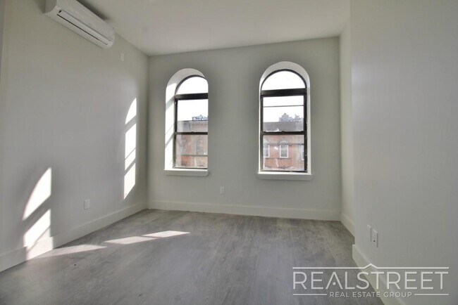 Building Photo - Modern New Studio in Bushwick!