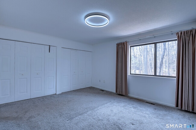 Building Photo - 32 Farmington Chase Crescent