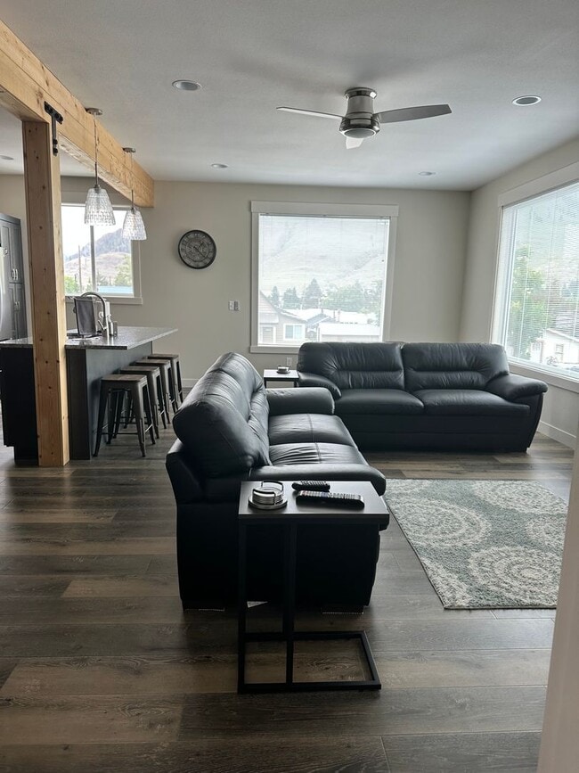 Building Photo - Year Round Rental- 4 bedroom, 2.5 bath in Chelan