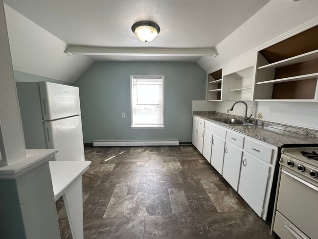 Building Photo - Two Bedroom Upper Unit!