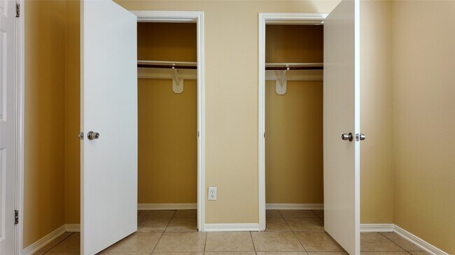 Building Photo - 7003 Glen Rosa Dr