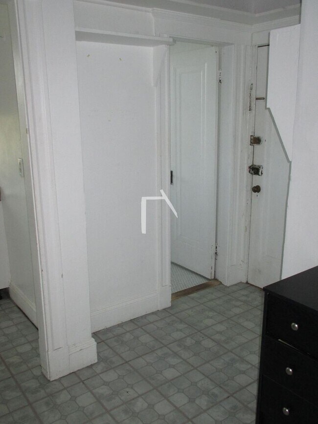 Building Photo - No Brokers Fee, No Security Deposit, Heat ...