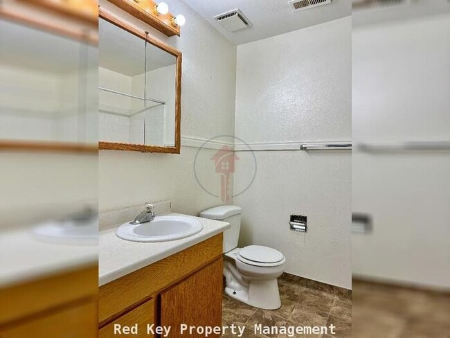 Building Photo - 615 E Smelter Rd