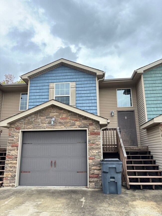 Building Photo - Townhome for rent near post!