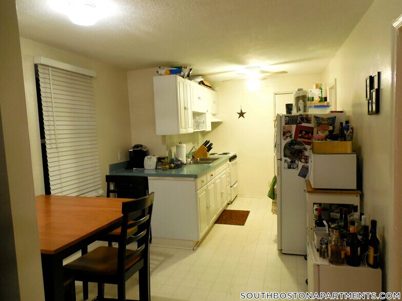 Building Photo - 506 E Broadway