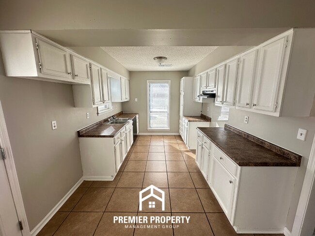 Building Photo - Charming 3 Bedroom Home for Rent in Memphis | High Ceilings, Fireplace & Fenced Yard