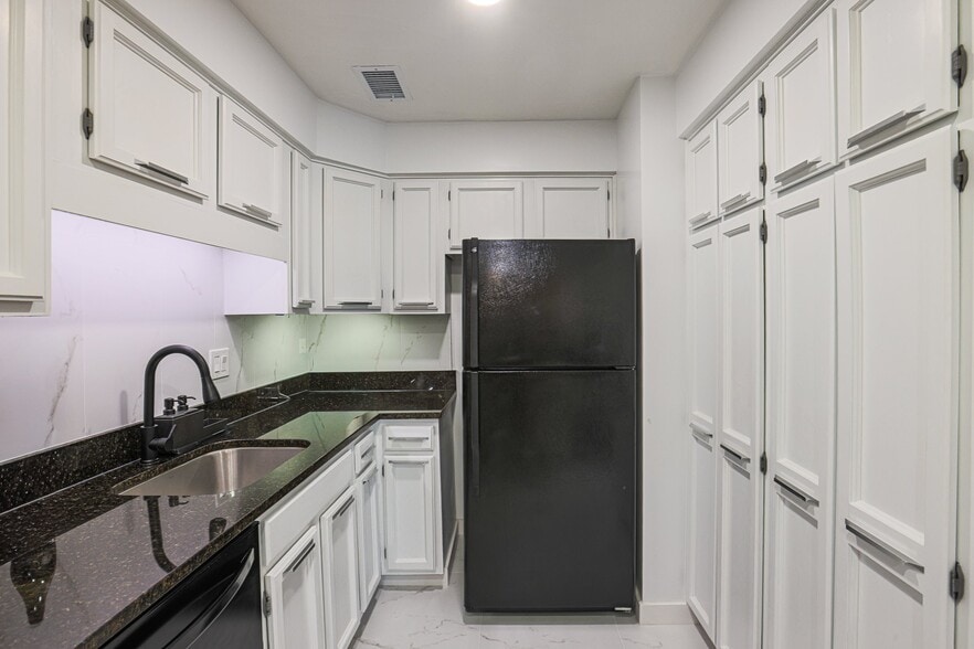 Building Photo - 5715 Brewer House Cir