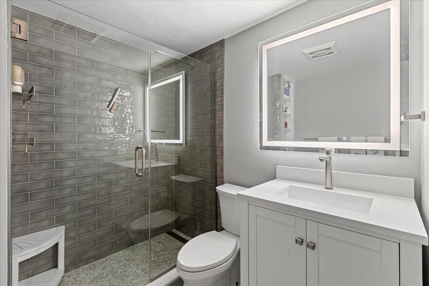 Building Photo - 40 E Delaware Pl