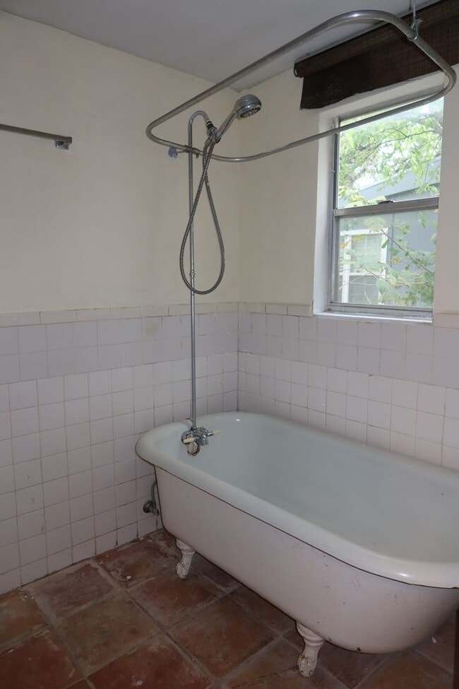 Building Photo - Hyde Park - 1 Bedroom House - Huge Yard - Real Wood Floors - Claw Foot Tub - $1495