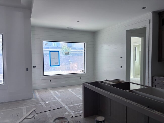 Building Photo - Beautiful custom single story in Moorland Park with pool