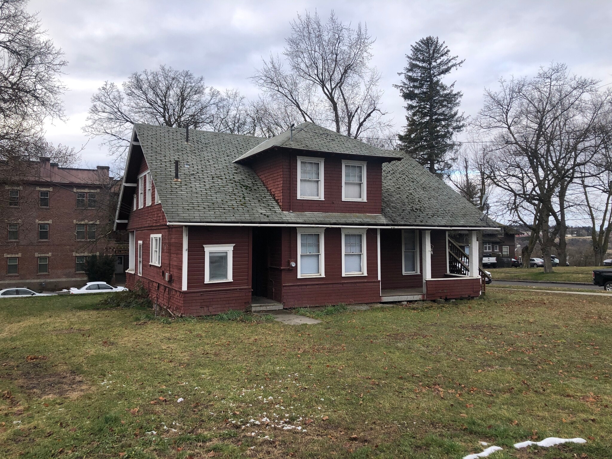 Building Photo - 400 NE Oak St