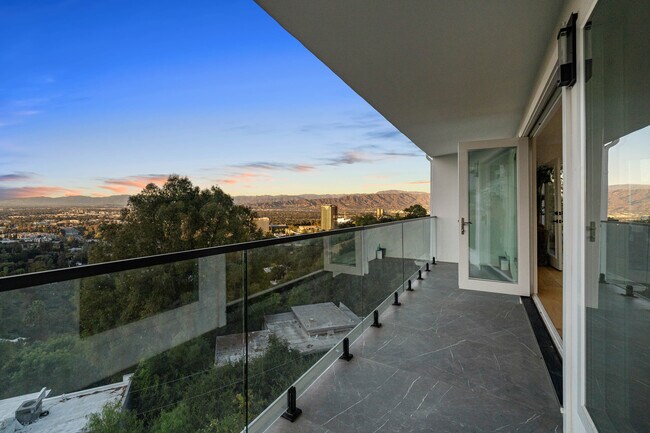 Building Photo - 3541 Multiview Dr