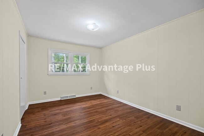 Building Photo - 3-Bedroom Home in Private Setting Minutes ...
