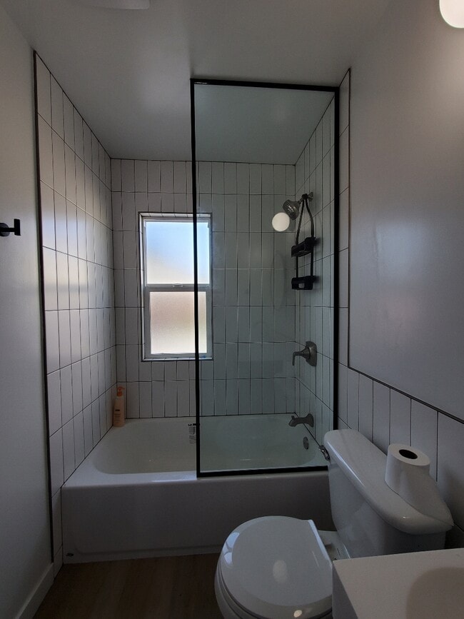 Full bathroom - 1457 Loma Ave