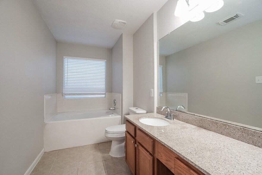 Building Photo - 23503 Maple View Dr