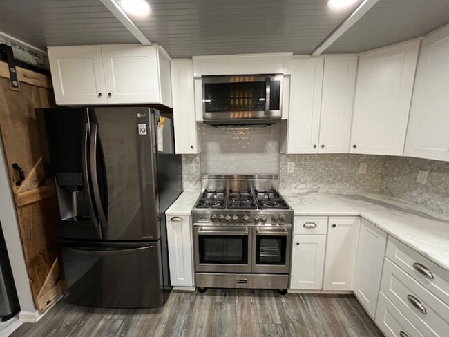 Building Photo - Beautifully remodeled 3 bedroom, 2.5 bath, 2 car garage