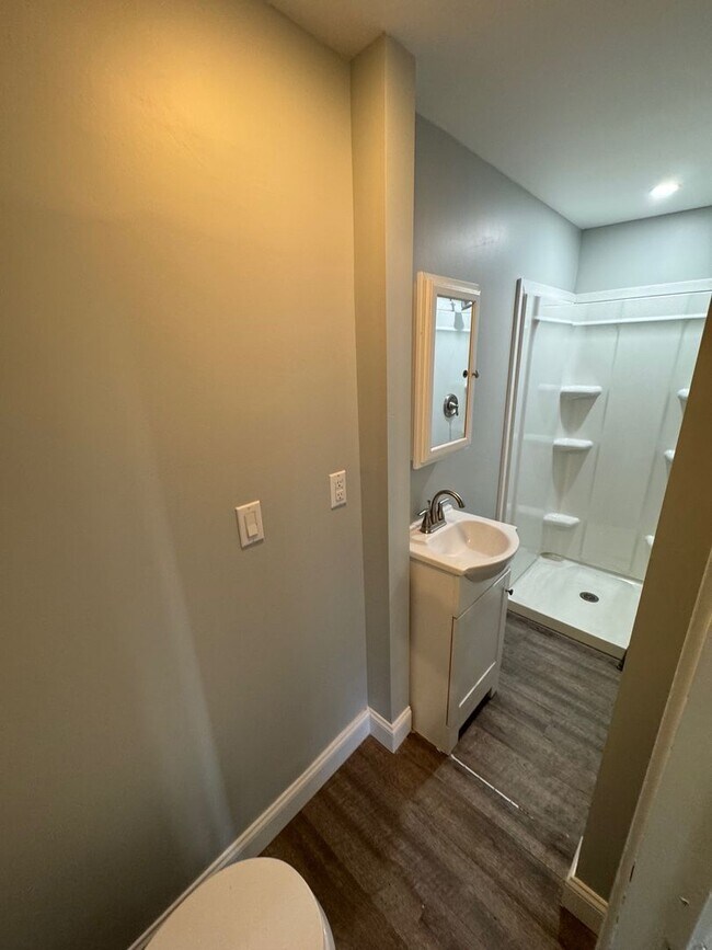 Building Photo - 384 Clarendon Ave