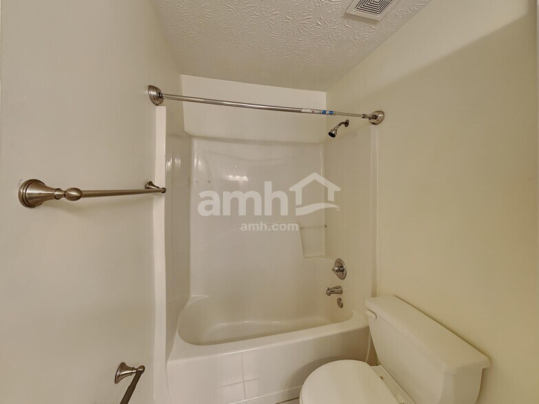 Building Photo - 3075 Kings Dr