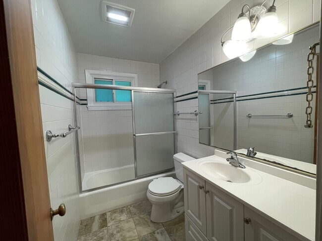 Building Photo - Tastefully Updated 3 Bedroom Home in McCandless!
