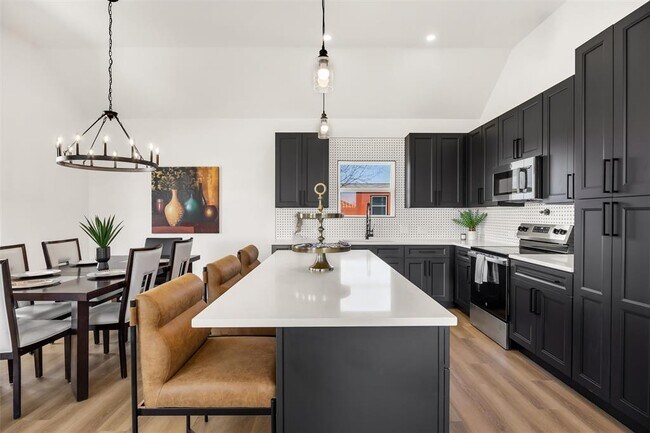 Building Photo - 260 Amaranta Ln