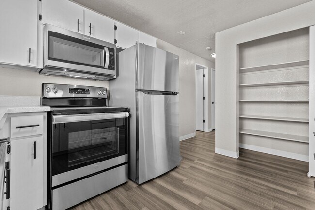 Building Photo - One of the largest 2 bedrooms in the area with 1.5 bathrooms and 1100 square feet plus your own l...