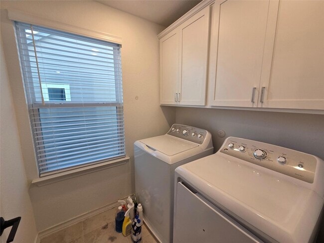 Building Photo - 2913 St Regis Dr