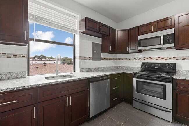 Building Photo - 3641 W Dickens Ave