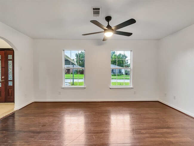 Building Photo - 4930 Holloway Dr