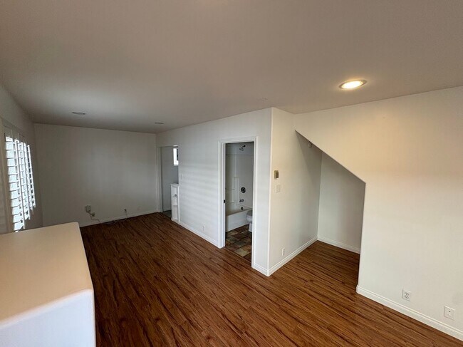 Building Photo - 237 Santa Monica Dr