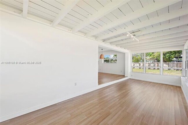 Building Photo - 9411 Jamaica Dr