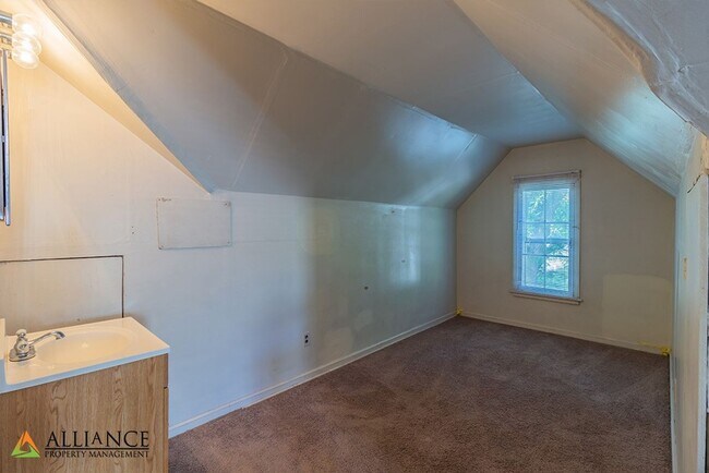 Building Photo - 1016 Bertrand St