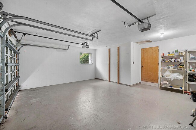 Building Photo - 700 NE 26th Ave