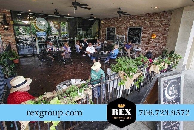 Building Photo - Downtown Loft, Modern Kitchen, Hardwood Floors, Gated Parking