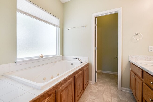 Building Photo - Spacious 3 Bed, 2 Bath Home with Large Bon...