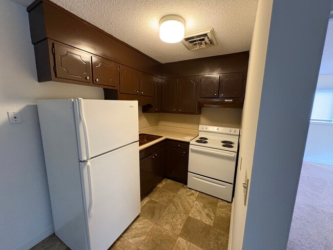 Building Photo - Brookwood Apartments 1023