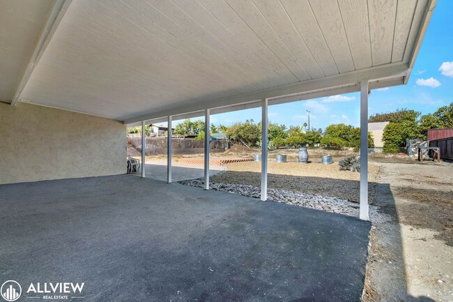 Building Photo - Charming Home with Expansive Backyard Oasis